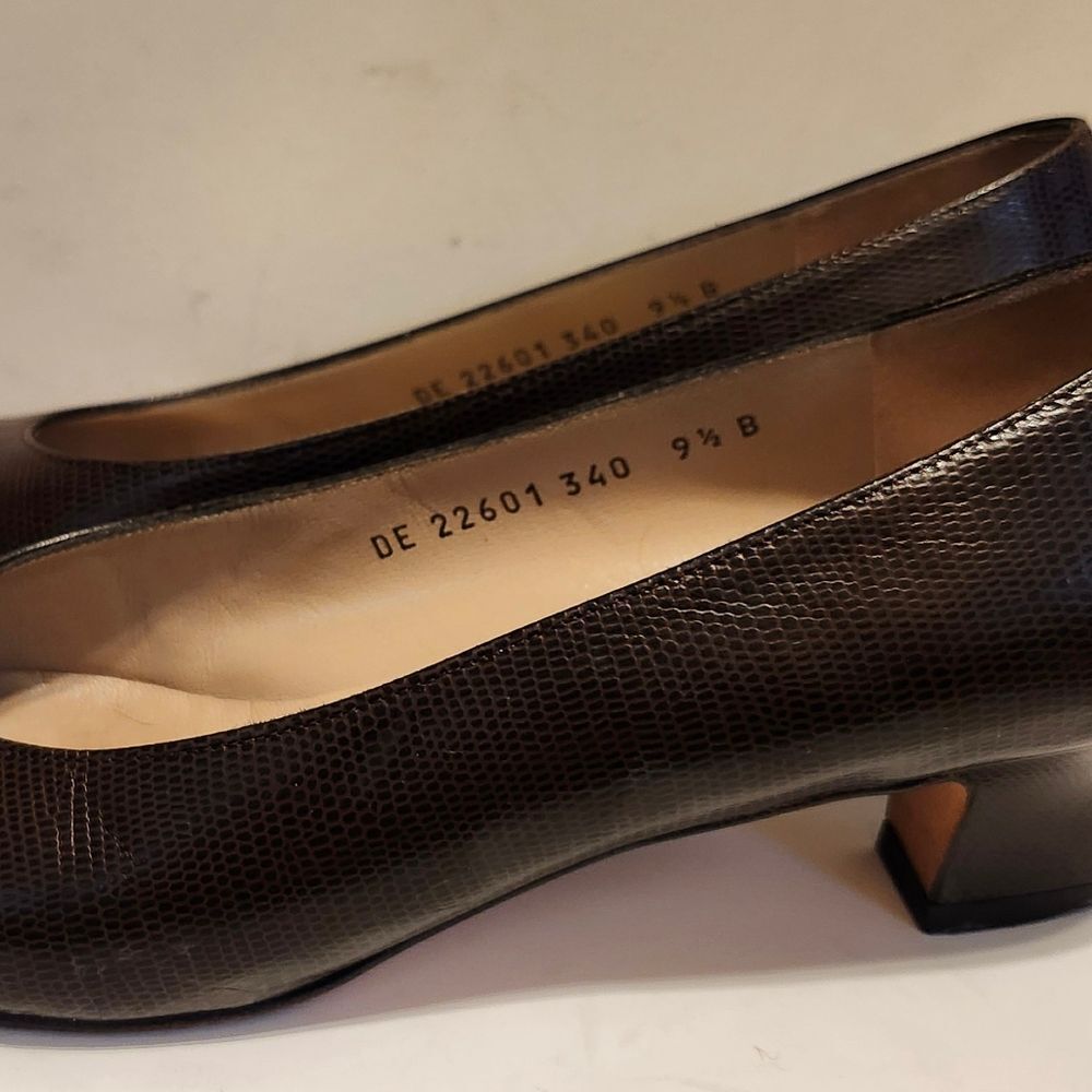 Salvatore Ferragamo Brown Florentine Leather Classic Pumps Sz. 9.5B Ret. $795 - Picture 8 of 12